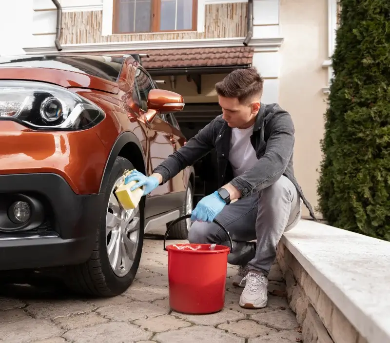Lavage auto à domicile Sommervieu : professionnel intervenant sur un véhicule